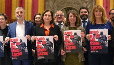 El primer teniente de alcalde de Economía del Ayuntamiento de Barcelona, Jaume Collboni (i), junto a la alcaldesa de la ciudad, Ada Colau (2i), a la teniente de alcalde de Ecología, Urbanismo y Movilidad, Janet Sanz (3i), y a la tercera tenienta de alcaldía de la Agenda 2030 del Ayuntamiento de Barcelona, Laia Bonet (d), este miércoles durante el acto de Declaración de Emergencia Climática de la ciudad, un documento en el que el consistorio propone 103 medidas a llevar a cabo en los próximos 10 años para reducir las emisiones de gases de efecto invernadero y los contaminantes en el aire que se respira en la capital catalana, y revertir los efectos del cambio climático. EFE/Enric Fontcuberta