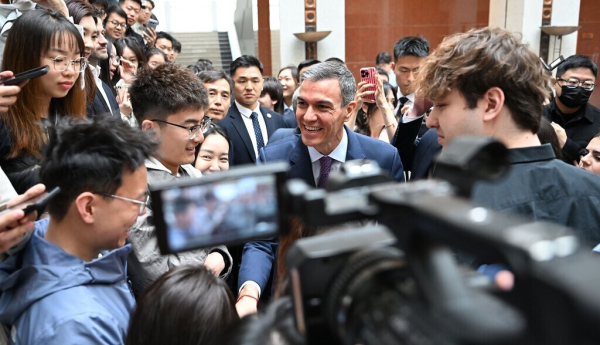 El presidente del Gobierno, Pedro Sánchez, saluda a los asistentes al acto celebrado en la Academia China de las Ciencias. | Pool Moncloa/Borja Puig de la Bellacasa. Pekin (República Popular China) - 13.4.2026