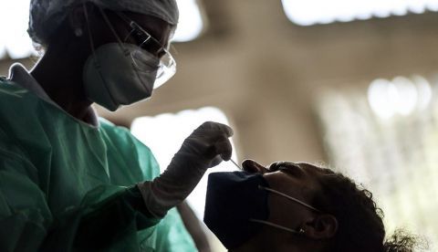 Un estudio sudafricano dice que la variante ómicron es un 25% menos virulenta
