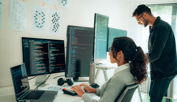 Los ciberdelincuentes ya no solo atacan empresas, reclutan a empleados para acceder a sus sistemas corporativos