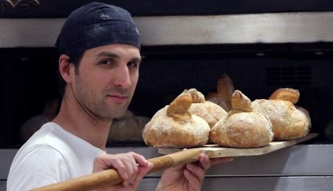 Un panadero posa con pan en su obrador de Santiago de Compostela. Efeagro/Xoan Rey