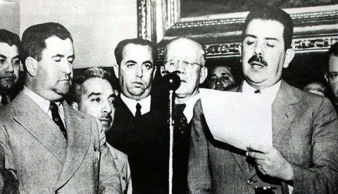 El presidente mexicano Lázaro Cárdenas anuncia la nacionalización de las compañías petroleras extranjeras el 18 de marzo de 1938. / Archivo.