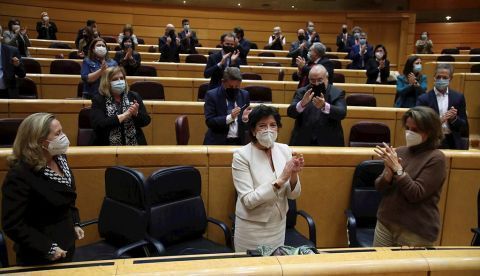 La ministra de Educación, Isabel Celaá,recibe aplausos este miércoles tras el pleno del Senado en el que ha sido aprobada definitivamente la Lomloe