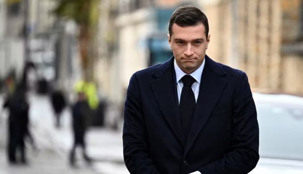 Jordan Bardella, président du Rassemblement National, arrive à Saint-Denis pour une rencontre transpartisane avec le président de la République le 17 novembre 2023. Julien de Risa/AFP
