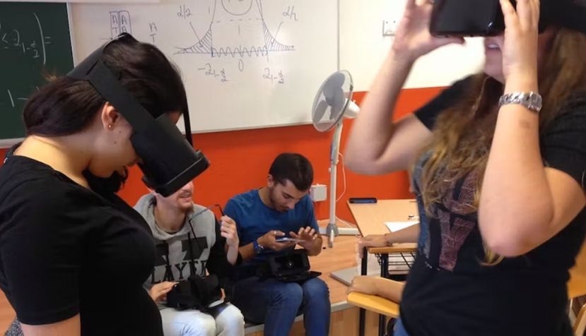 Alumnos de Ciencias de la Salud haciendo prácticas de Anatomía con equipos de realidad virtual inmersiva. Author provided