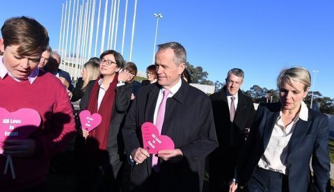 El líder de la oposición australiana Bill Shorten (c) sostiene un corazón de papel durante el evento del "mar de corazones" que apoya la igualdad del matrimonio el 8 de agosto de 2017, frente a la Casa del Parlamento en Canberra (Australia). EFE