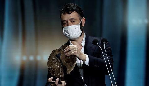 El realizador Rodrigo Sorogoyen recibió con mascarilla el premio a la "Mejor Serie" por su trabajo "Antidisturbios".