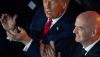  Dos hombres trajeados aplaudiendo Donald Trump y Gianni Infantino, el presidente de la FIFA, asisten al sorteo de la Copa Mundial de la FIFA 2026 en el Centro John F. Kennedy para las Artes Escénicas en Washington, DC, el 5 de diciembre de 2025. lev radin/Shutterstock