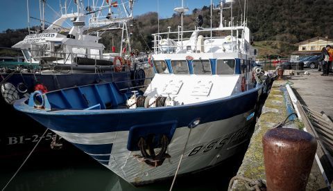 Vista del buque escuela Ortze atracado este martes en el puerto de Orio (Gipuzkoa). El Ortze aspira a convertirse en el primer barco de este tipo con capacidad de operar con "cero emisiones" en España. EFE/Javier Etxezarreta