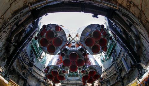 La nave rusa Soyuz MS-09 es instalada en la plataforma de lanzamiento del cosmódromo de Baikonur en Kazajistán, hoy, 4 de junio de 2018. La nave será lanzada el próximo 6 de junio. EFE