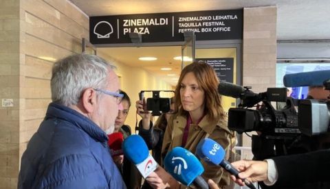 Un espectador es entrevistado a la salida del pase matinal en el K2.