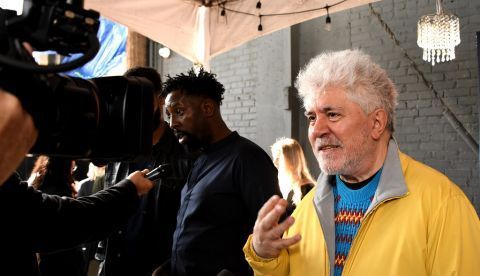 En cineasta español Pedro Almodóvar fue regisrado este sábado al atender a la prensa, antes del Simposio de Cine en Lengua Extranjera de los premios Globos de Oro, en Hollywood (California, EE.UU.). EFE/Christian Monterrosa
