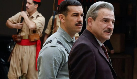  Dos hombres pasean entre soldados de uniforme del norte de África. Mario Casas y Alberto San Juan en un fotograma de la película La cena, situada en el final de la guerra civil española. RTVE
