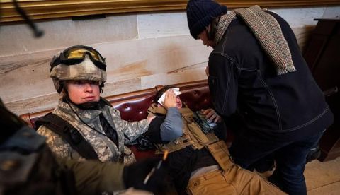 Un miembro de la seguridad del Capitolio de Estados Unidos fue registrado al reposar herido, luego de que seguidores del presidente Donald Trump irrumpieran a la fuerza en la sede del Congreso, en Washington DC (EE.UU.).
