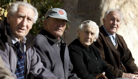 Un grupo de ancianos sentados en la calle. EFE/Archivo