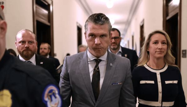  À Washington D. C. le 12 décembre 2024. Au centre de l'image, Pete Hegseth, un vétéran et ancien présentateur de Fox News nommé futur ministre de la Défense par Donald Trump. Chip Somodevilla/Getty Images/AFP