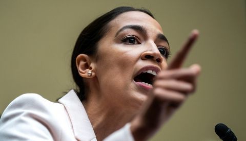 La congresista demócrata Alexandria Ocasio-Cortez en una sesión de voto de un comité en el Capitolio, Washington D.C (Estados Unidos). 