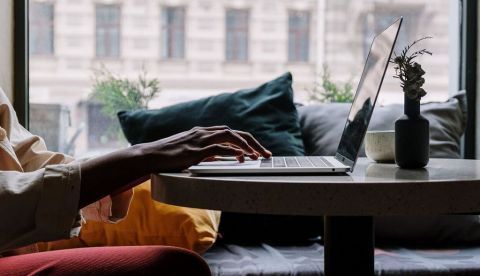 Apuntaciones sobre la explotación de la mujer cuando es escritora, poeta o trabaja online