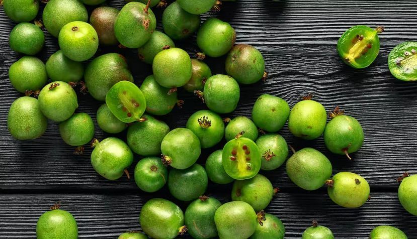 El kiwi enano, también llamado kiwi baby, minikiwi y kiwiño, pertenece a la especie Actinidia arguta. Shutterstock / DronG
