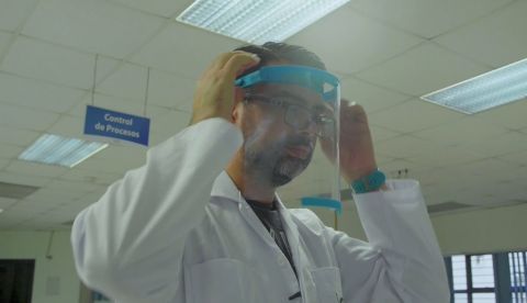 Para la confección de estos protectores se está utilizando materiales biodegradables como el poliácido láctico, que se ha adaptado a la perfección a las seis impresoras 3D con que cuenta la Facultad. EFE/Captura de vídeo