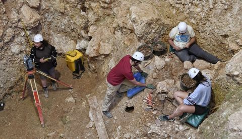 El equipo de investigación de Atapuerca, en Burgos, durante los trabajos que realizan hoy en la Sima del Elefante. Los investigadores se centran ahora en completar la secuencia de la evolución humana, desde hace 1,4 millones de años, en un complejo en el que en esta campaña trabajan unos 200 investigadores en nueve yacimientos, solo una parte de los que hay en la zona. EFE/ Santi Otero 	   