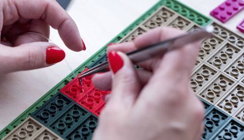 Una trabajadora manipulando piezas de Lego. EFE/Andrzej Grygiel/Archivo