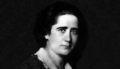 Clara Campoamor Rodríguez (1881​-1972) abogada, política madrileña y defensora de los derechos de la mujer española. Una de las principales impulsoras de la II República Española y del sufragio femenino en España. Forzada al exilio, nunca volvió.