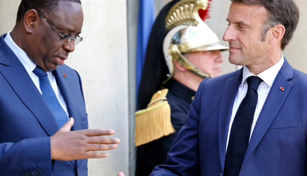 Le président français Emmanuel Macron et l’ancien président sénégalais Macky Sall reçu, en 2023, à l’Élysée (Paris). Ludovic Marin/AFP
