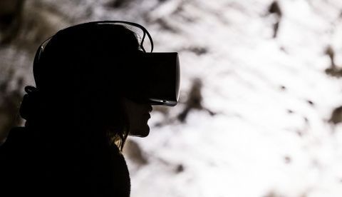Una técnica pionera de rehabilitación que emplea gafas de realidad virtual (RV) permite "engañar al cerebro" y acelerar así la recuperación de pacientes con lesiones motoras. EFE/Archivo