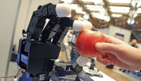 Los robots en la industria llevarán de nuevo las fábricas a casa / EFE