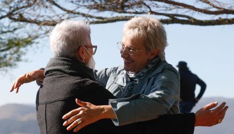 La actriz Blanca Portillo (d), que encarna a Maixabel Lasa (i), en la película "Maixabel", abraza a la viuda de Juan Mari Jauregui, exgobernador civil de Gipuzkoa asesinado por ETA, al término de su participación en el rodaje de la cinta dirigida por Iciar Bollaín. 