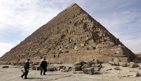 Fotografía de archivo de la Gran Pirámide de Keops en Giza en las afueras de El Cairo. EFE/Archivo 