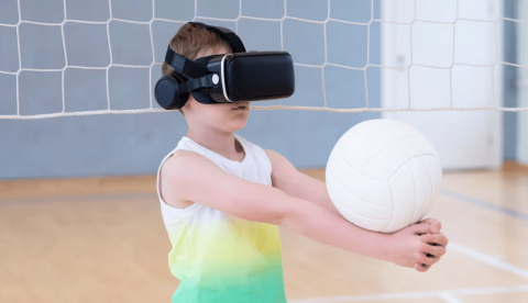 Práctica de voleibol con gafas de realidad virtual. sportoakimirka/Shutterstock