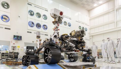 Fotografía cedida por la NASA y con fecha del 17 de diciembre de 2019 muestra a unos ingenieros mientras trabajan durante la primera prueba de manejo del Mars 2020 Rover en el Laboratorio de Propulsión a Chorro de la NASA en Pasadena, California (EE.UU.). EFE/J. Krohn/NASA/JPL-Caltech