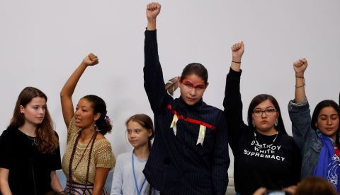 La sueca Greta Thunberg (3i) junto a varios jóvenes activistas con los que ha participado en una rueda de prensa, en el marco de la XXV Cumbre de la Convención de Cambio Climático de Naciones Unidas (COP25). EFE/J.J. Guillén
