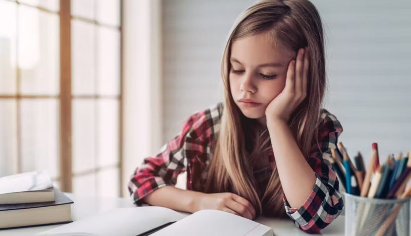 https://www.shutterstock.com/es/image-photo/little-cute-girl-bored-tired-doing-714721672/Shutterstock