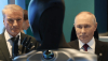 Sur cette photo diffusée par l’agence d’État russe Sputnik, Vladimir Poutine, accompagné de Guerman Gref, PDG de la Sberbank, première banque de Russie, visite la conférence internationale « Sber – AI Journey » à Moscou, le 19 novembre 2025. Il est accueilli par un robot anthropomorphe équipé d’une intelligence artificielle développé par la société technologique Sber (qui relève de la Sberbank). Sputnik/AFP