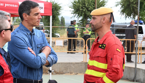 El presidente del Gobierno, Pedro Sánchez, conversa con miembros de los equipos desplegados en la extinción del incendio de La Mierla (Guadalajara). | Pool Moncloa / Borja Puig de la Bellacasa. Puesto de Mando Avanzado, Tamajón (Guadalajara) - 22.7.2026
