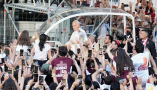 El papa saluda desde el papamovil durante su visita a Madrid. Marcos Nogales, Author provided (no reuse)