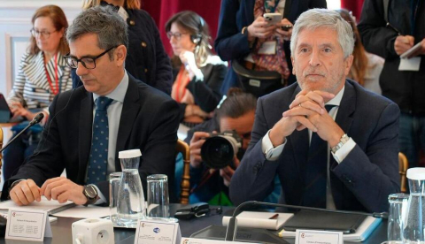 El ministro del Interior, Fernando Grande-Marlaska, junto al ministro de Presidencia, Justicia y Relaciones con las Cortes, Félix Bolaños, durante la reunión celebrada en París. / © lamoncloa.gob.es. Ministerio de la Presidencia.