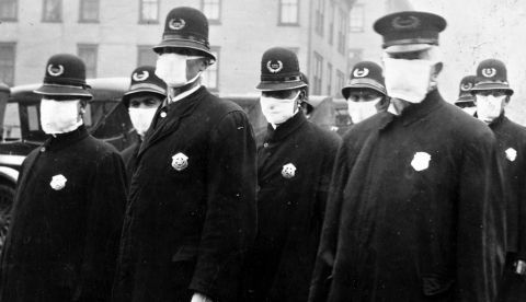 Diciembre de 1918. Policías con máscaras hechas por la Cruz Roja preparados para patrullar por las calles de Seattle durante la epidemia de gripe. 