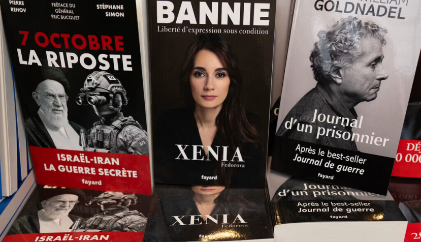 L’ouvrage de Xenia Fedorova, Bannie, présenté sur le stand de Fayard à côté d’autres livres publiés par cette maison d’édition propriété de Vincent Bolloré, lors du Festival du Livre de Paris 2025, au Grand Palais à Paris, le 12 avril 2025. Xavier Galiana/AFP