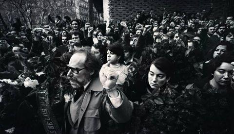 Decenas de personas, en el funeral de las víctimas, el 26 de enero de 1977.