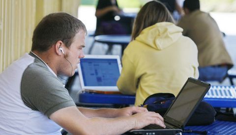 Tras un seguimiento semestral entre 2014 y 2016 a la utilización de 14 plataformas digitales populares entre los estudiantes seleccionados, los investigadores encontraron que, en promedio, un 10 % de quienes utilizaban con alta frecuencia estas plataformas mostraron nuevos síntomas de ADHD. EFE/Archivo