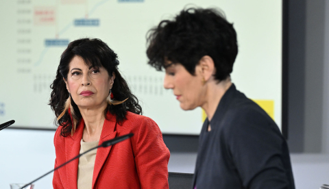 La ministra de Igualdad, Ana Redondo, y la ministra de Inclusión, Seguridad Social y Migraciones, y portavoz del Gobierno, Elma Saiz, durante la rueda de prensa posterior al Consejo de Ministros. | Pool Moncloa/Borja Puig de la Bellacasa. La Moncloa, Madrid - 7.4.2026