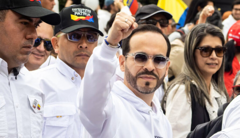 Abelardo de la Espriella, candidato de extrema derecha a la presidencia de Colombia, durante La Marcha del Silencio en Bogotá por la recuperación del precandidato presidencial Miguel Uribe Turbay (15 de junio de 2025), quien sufrió un atentado y falleció posteriormente. Anamaria Mejia/Shutterstock