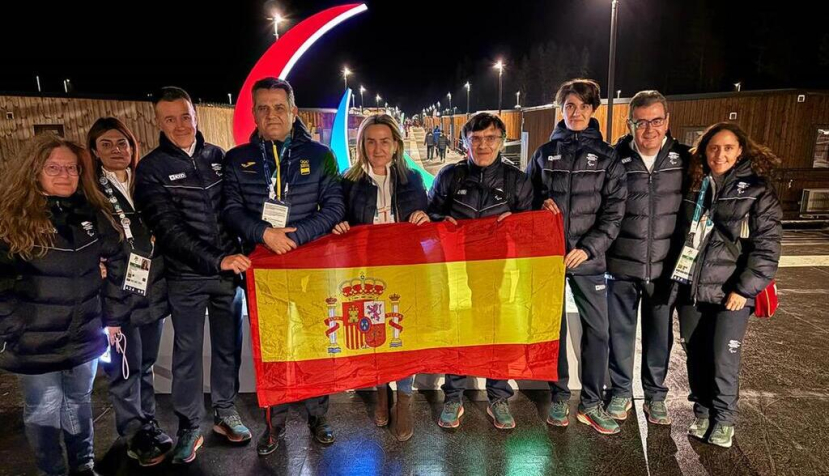 La ministra de Educación, Formación Profesional y Deportes, Milagros Tolón, con miembros de la delegación española en los Juegos Paralímpicos de Invierno de Milán-Cortina (Italia). / © lamoncloa.gob.es. Ministerio de la Presidencia.