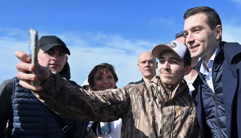 Jordan Bardella, président Rassemblement national, prend une photo avec un supporter au Grau du Roi, dans le sud de la France, le 2 mars 2024. Sylvain Thomas / AFP