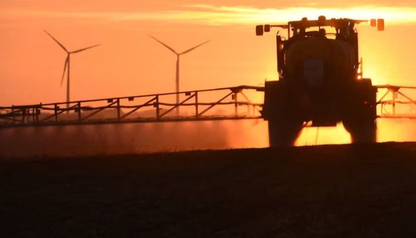 Un agricultor rocía Roundup, un herbicida a base de glifosato, en un campo de maíz en marzo de 2021. Jean-François Monier/AFP