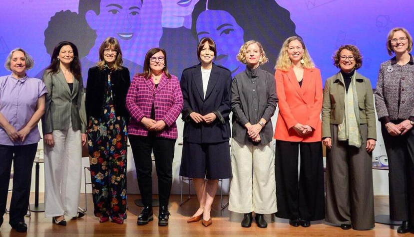 La ministra de Ciencia, Innovación y Universidades, Diana Morant, junto a las asistentes a la presentación del informe. / © lamoncloa.gob.es. Ministerio de la Presidencia.